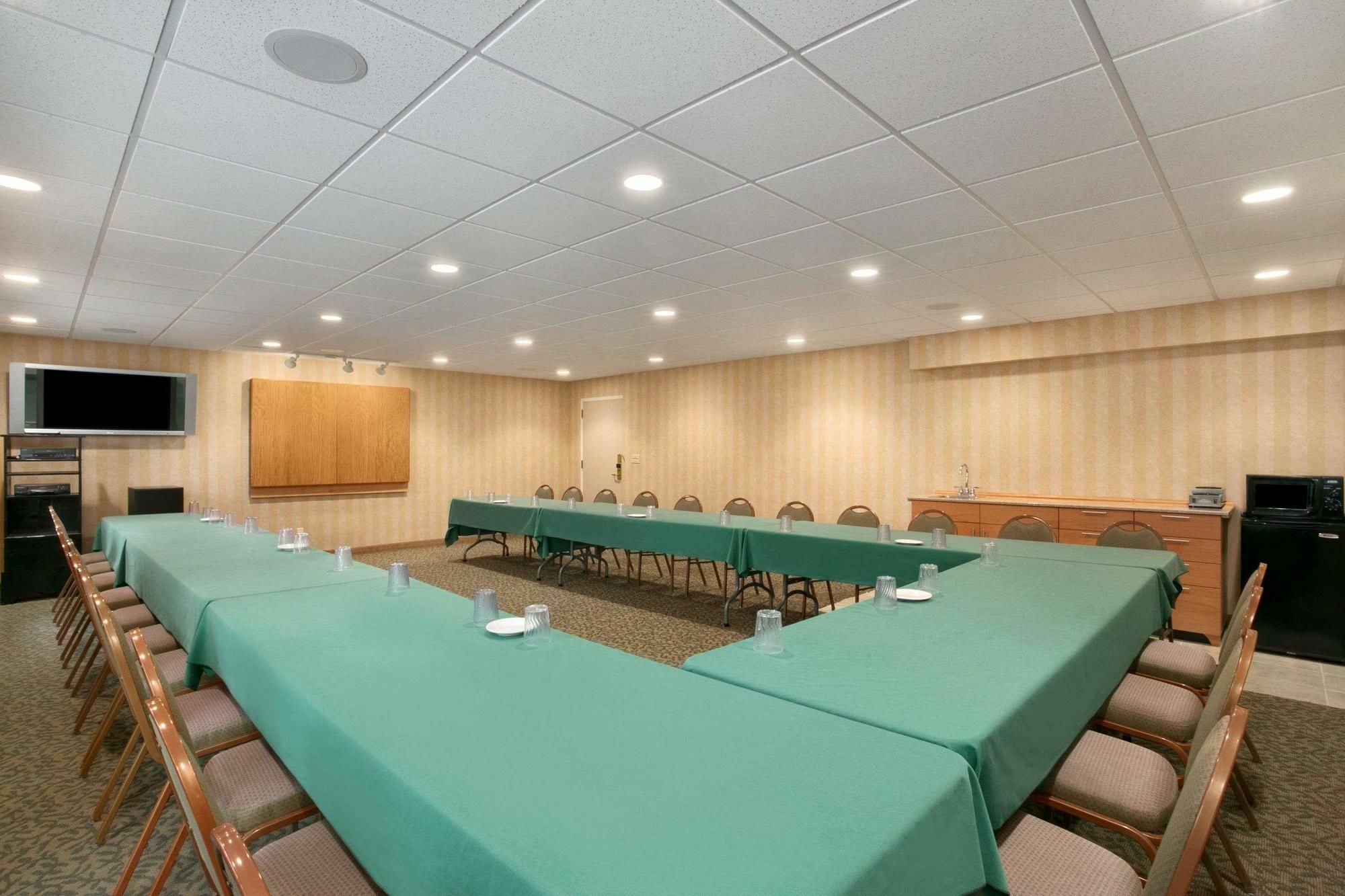 Clarion Pointe Rhinelander Downtown Hotel Exterior photo